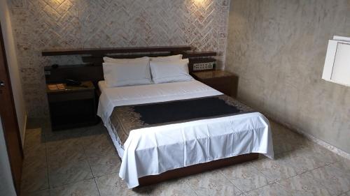 Ένα ή περισσότερα κρεβάτια σε δωμάτιο στο Millenium Hotel
