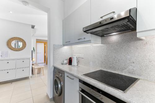 Dapur atau dapur kecil di 2 bedroom Apartment Thalassa with sea and sunset views, Aphrodite Hills Resort