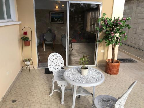 基多的住宿－Apricot Hosteria，庭院里配有桌椅和鲜花