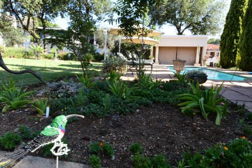Taman di luar Highgrove Guesthouse Sandton