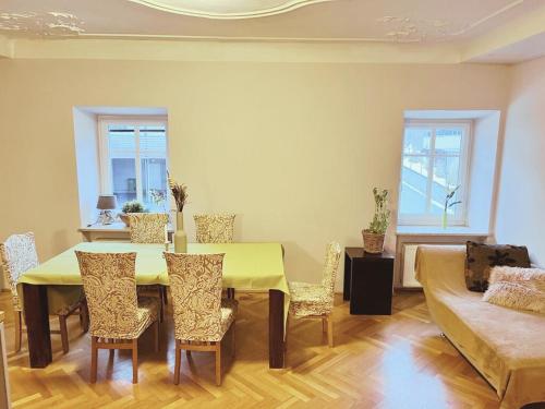 a dining room with a yellow table and chairs at Taferne in Köstendorf - Ferienwohnung Monteurzimmer in Neumarkt am Wallersee