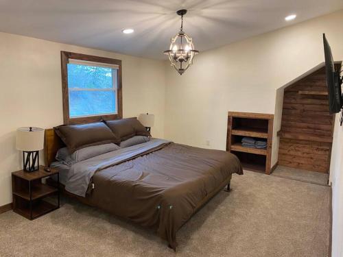 Un dormitorio con una cama grande y una lámpara de araña. en The Freedom House by Patriot Properties en Wisconsin Dells
