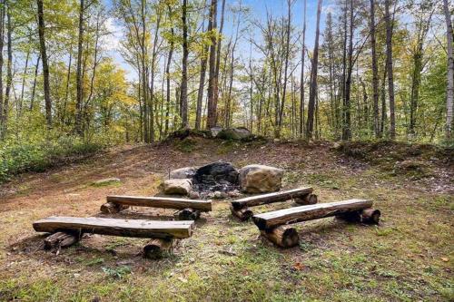 Gallery image of Maine Treehouse-The Spruce Suite in North Lovell