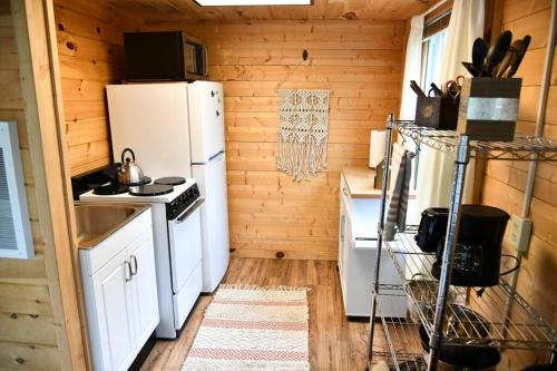 Køkken eller tekøkken på Maine Treehouse-The Spruce Suite