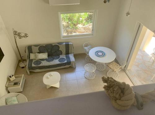 un salon avec un canapé et une table dans l'établissement Villa San Antonu, Santa Giulia, à Porto-Vecchio