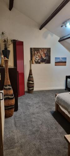 une chambre avec deux vases et un tableau sur le mur dans l'établissement Windsor Farm House near Scafell, à Nether Wasdale