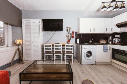 Una cocina o zona de cocina en Warm&Welcoming City Centre Apartments by Meadows 5