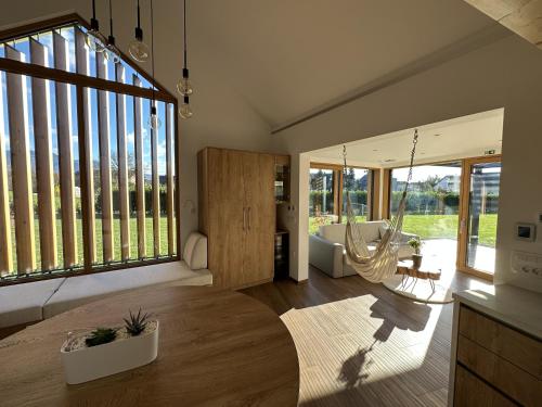 - un salon avec une grande fenêtre et une balançoire dans l'établissement Luxury Resort Potatoland, à Šenčur