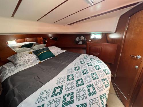 uma cama na parte de trás de um barco em Bateau double cabine proche de la plage em Gourbeyre