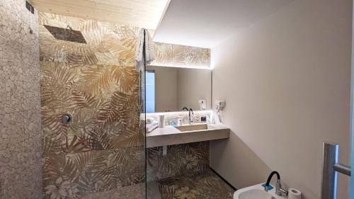 ein Bad mit einer Dusche und einem Waschbecken in der Unterkunft hotel garni Santa Caterina in Orta San Giulio