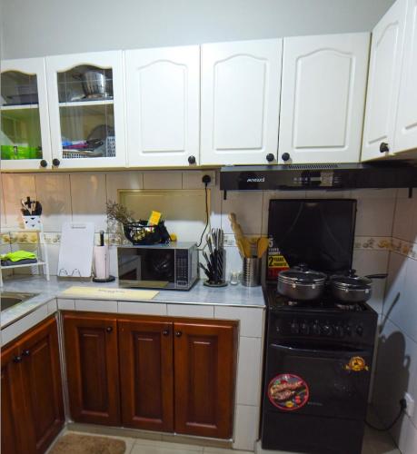 Dapur atau dapur kecil di Entire 3-Bedroom Holiday Home in Kampala, Lovingly Furnished