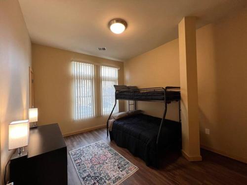 1 dormitorio con 1 litera en una habitación en Cannery Square Unit - 106 by Patriot Properties, en Sun Prairie