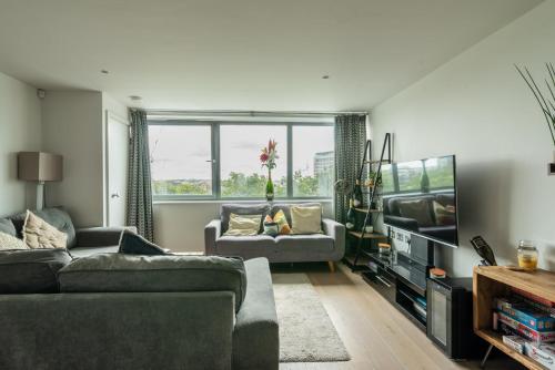sala de estar con sofá y TV en CoHost Partners- Warm Retreat in Bristol Heart en Bristol