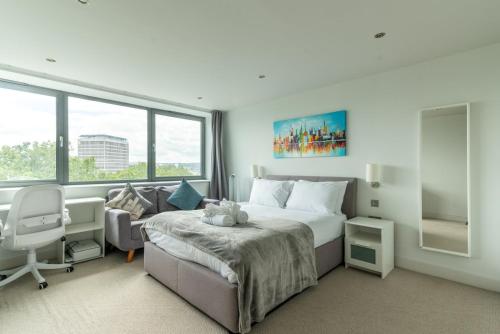 a bedroom with a bed and a desk and a chair at 2 BR | Attractions | Hotel like in Bristol