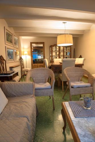 a living room with a couch and chairs and a table at Cal Barceló in Vandellós