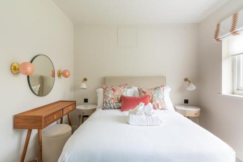 1 dormitorio con cama blanca y espejo en Near Major Attractions Comfortable TV, en Bath