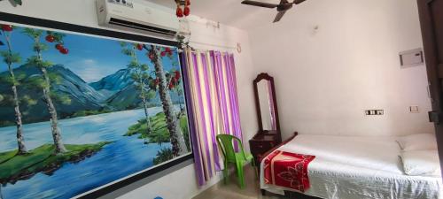 1 dormitorio con una pintura en la pared en Achayans Homestay Mararikulam, en Mararikulam
