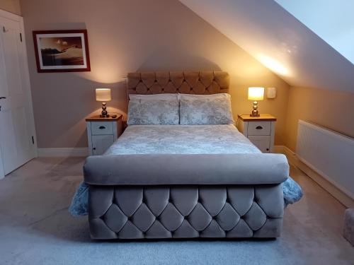 1 dormitorio con 1 cama grande y 2 mesitas de noche en White Quarry House, en Navan