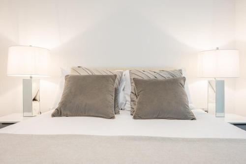 sypialnia z białym łóżkiem z 2 lampami w obiekcie Free Parking | 2BR | WiFi w Cardiff