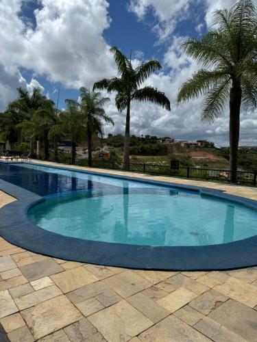 een groot zwembad met palmbomen op de achtergrond bij Flat bananeiras in Bananeiras