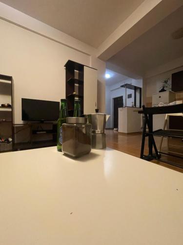 Comfort Stay Apartment - Free Parking & Wi-Fi في Roşu: غرفة معيشة مع زجاجتين على طاولة