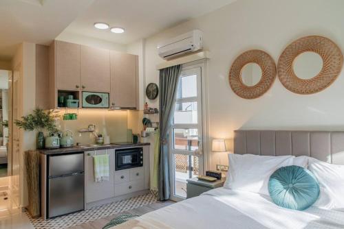 um quarto com uma cama grande e uma cozinha em Central Kifissia LÍMε & ÁPPεROL Malomar Homing em Atenas