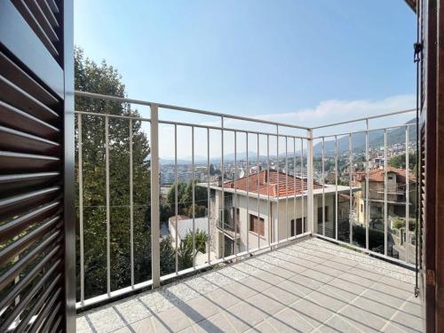 widok z balkonu domu w obiekcie Appartamento confortevole con terrazza w Como