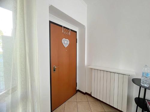 a door with a heart on it in a room at Appartamento confortevole con terrazza in Como