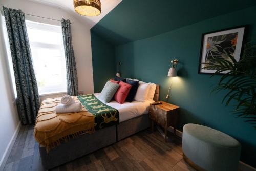 een slaapkamer met een bed, een stoel en een raam bij Cardiff Getaway - City Center - Free Parking in Cardiff