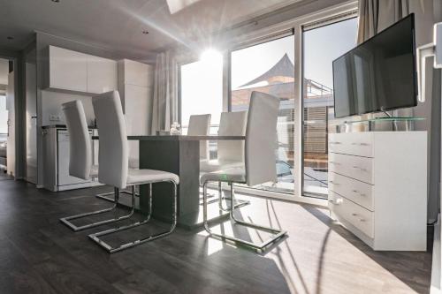 Zimmer mit einem Schreibtisch mit Stühlen und einem TV in der Unterkunft Hausboot Möwe 2 - LP2 in Laasow