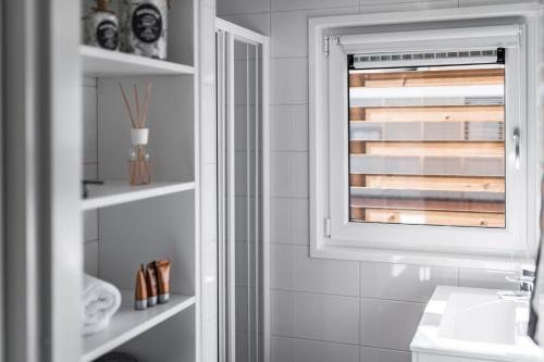 ein Bad mit einem Fenster und einem Waschbecken in der Unterkunft Hausboot Möwe 2 - LP2 in Laasow
