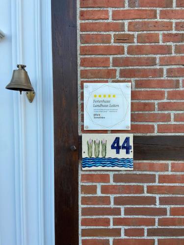 a sign on the side of a brick wall at Landhaus Lotten in Winsen Luhe