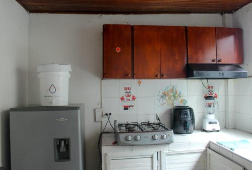 een keuken met een kookplaat en een oven bij HOSTAL LIBANO TOLIMA in Líbano