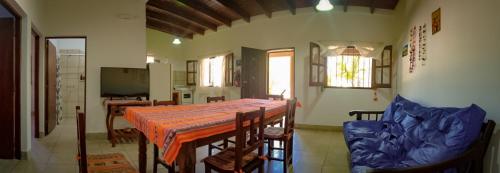 - une salle à manger avec une table et des chaises dans l'établissement Cabañas Kurmi, à Humahuaca