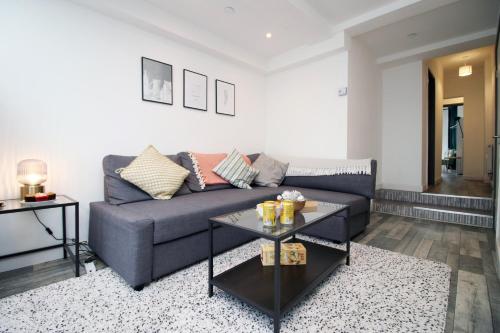 a living room with a couch and a table at Cardiff Getaway | City Center | Free Parking in Cardiff