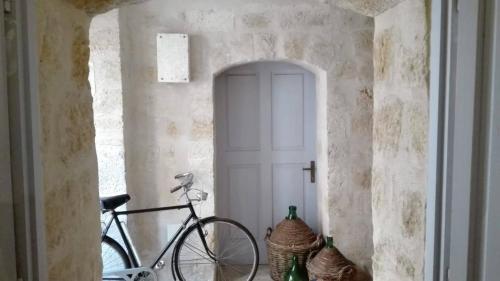 una bicicleta estacionada en un pasillo con una puerta en Bed & Breakfast Casa Lopez, en Barletta