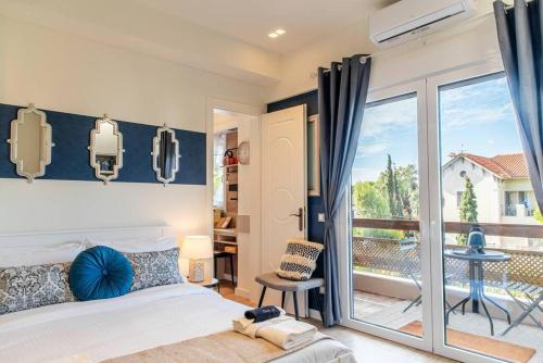 1 dormitorio con 1 cama y balcón en Central Kifissia BLέ & ÁPPεROL Malomar Homing en Athens