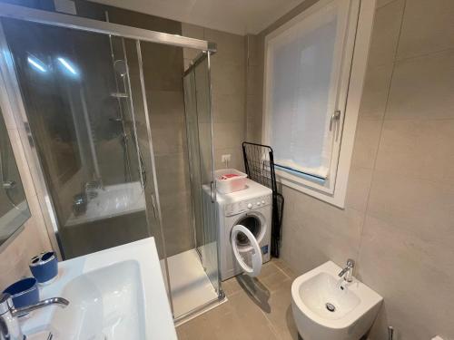 a bathroom with a shower and a toilet and a sink at Nuovo Residence Serenissima Frontemare - Agenzia Cocal in Caorle
