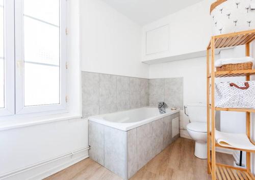 La salle de bains est pourvue d'une baignoire, de toilettes et d'une échelle. dans l'établissement La Suite : studio Hypercentre - Cathédral, à Amiens