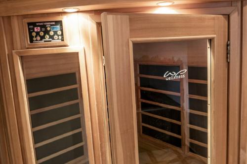 a walk in closet with two glass doors in a room at Panorama Spa Lodges DAS.SCHILLER in Bad Gastein