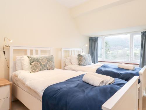 - 2 lits dans une chambre avec fenêtre dans l'établissement Hawthorne House, à Cockermouth
