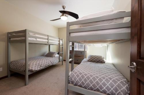 sypialnia z 2 łóżkami piętrowymi i wentylatorem sufitowym w obiekcie Crimson Cliffs - Unit 8 w mieście Durango