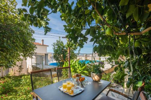 ein Tisch mit Gläsern Orangensaft auf einer Terrasse in der Unterkunft XXL Apartment - Private Pool in Omiš