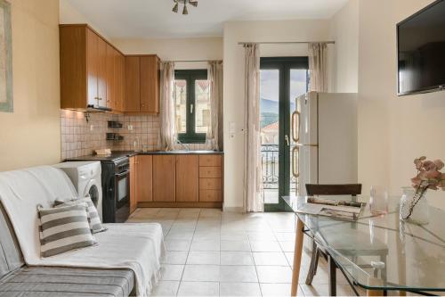 - une cuisine avec un canapé et une table dans une chambre dans l'établissement Koutouki home!, à Argostóli