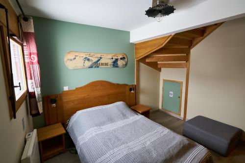 um quarto com uma cama num quarto em Le Col Roulé em Valloire