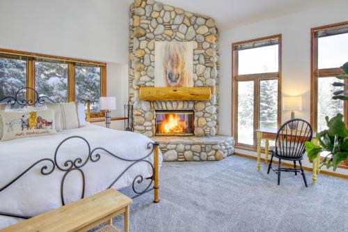 Katil atau katil-katil dalam bilik di Stunning Summit Condo with Sauna, Hot Tub, Pickleball