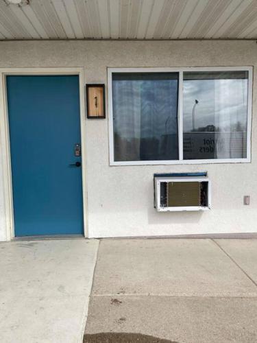 um edifício com uma porta azul e uma janela em Unit 1 - Stand Rock Studios em Wisconsin Dells
