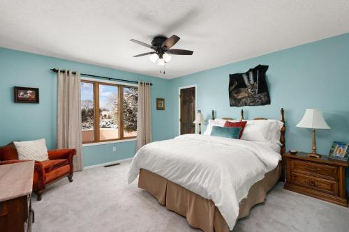 sypialnia z niebieskimi ścianami i łóżkiem z wentylatorem sufitowym w obiekcie Plaza Blanca w mieście Santa Fe