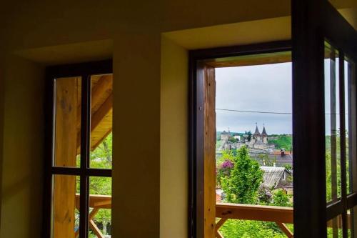 una ventana con vistas al castillo en Tisnyi 7 Guest House, en Kamianets-Podilskyi
