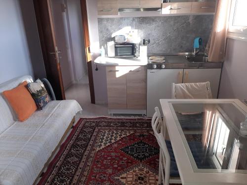 Η κουζίνα ή μικρή κουζίνα στο Suburbs Georgia's loft in country side 15' from the Airport